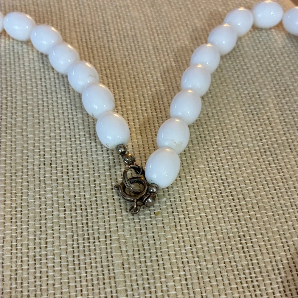 Elegant vintage White Beaded Necklace